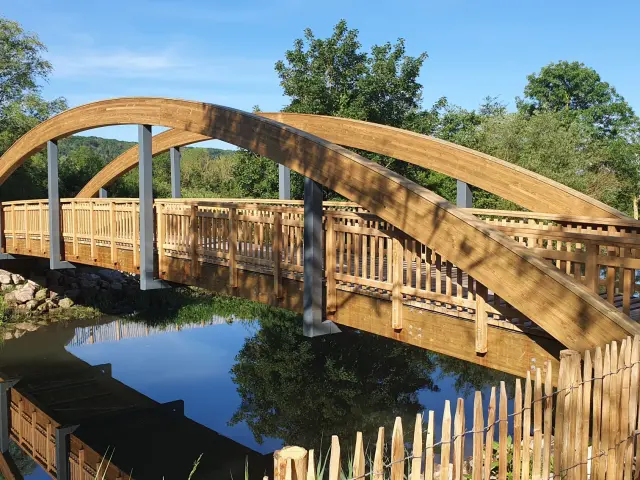 Le Tréport, pont du Chemin entre Verre et Mer dans le Marais Sainte Croix