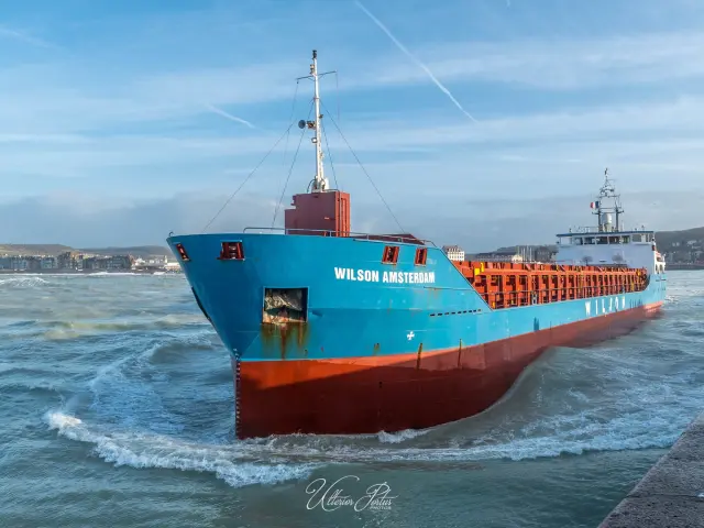Le Tréport, sortie d'un cargo devant la jetée du phare