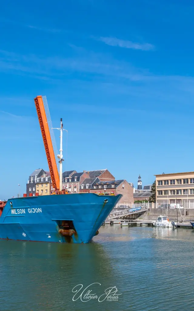 Le Tréport, cargo entrant dans le port de commerce
