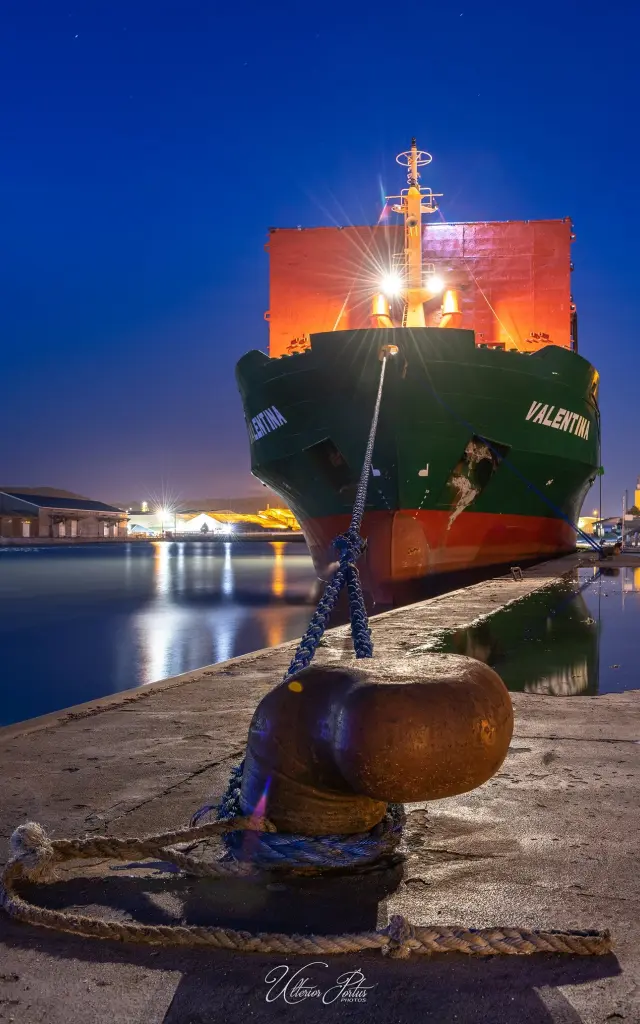 Le Tréport, cargo à quai et amarré dans le port de commerce