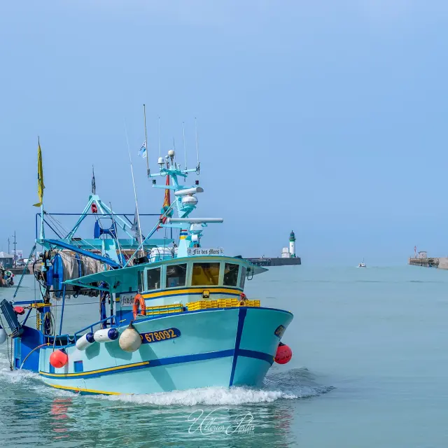 Le Tréport, bateau de pêche dans l'avant-port