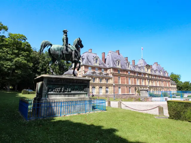 Château d'Eu depuis l'allée du Cheval