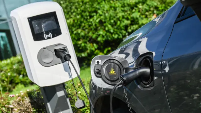 voiture auto électrique recharge borne batterie environnement
