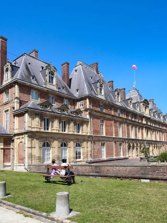 Château d'Eu, ayant appartenu à Louis-Philippe et la famille d'Orléans. La partie musée vous contera une partie de l'histoire de France.