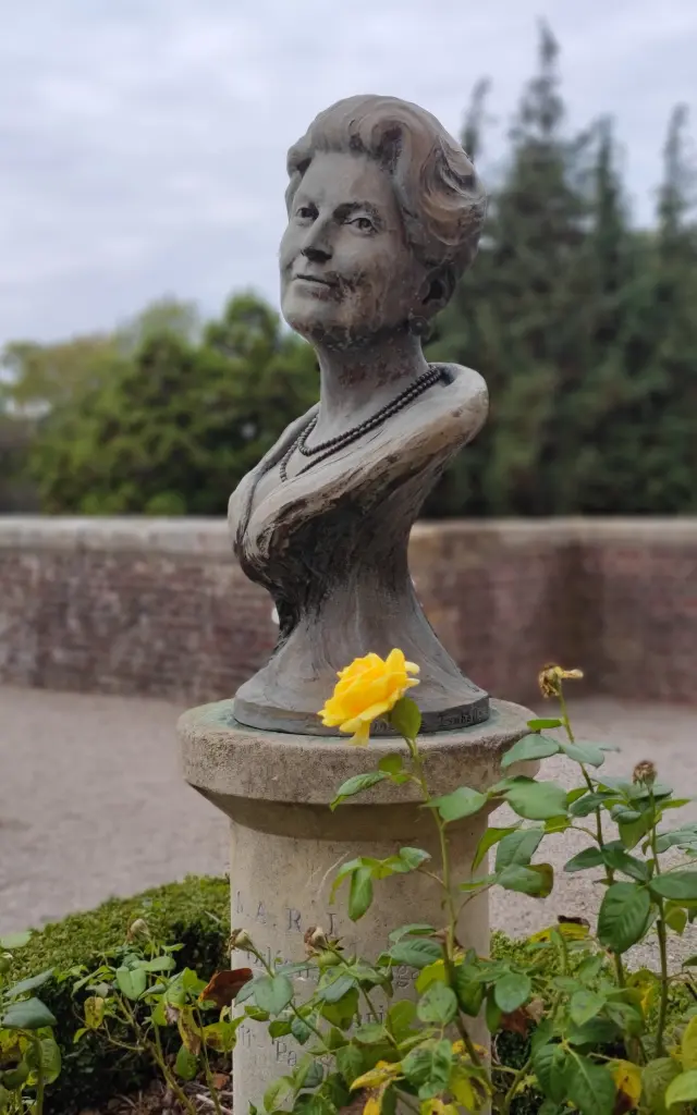 Eu Comtesse De Paris Jardin Du Chateau Mbp