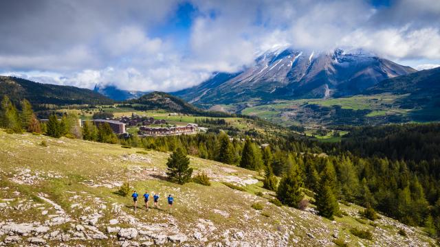 Ete_Activites_Trail_Sylvain-Cachard-Team-Hoka-©OTDevoluy_19-05-2021_drone_HD-2-1.jpg