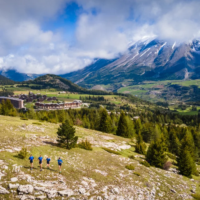 Ete_Activites_Trail_Sylvain-Cachard-Team-Hoka-©OTDevoluy_19-05-2021_drone_HD-2-1.jpg