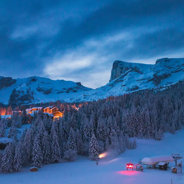 Het skistation Superdévoluy ’s nachts onder de sneeuw met op de achtergrond de Pic de Bure, in de Hautes-Alpes.