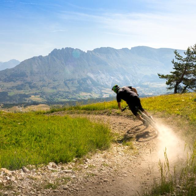 VTT de descente sur le bike park du Dévoluy, Hautes Alpes