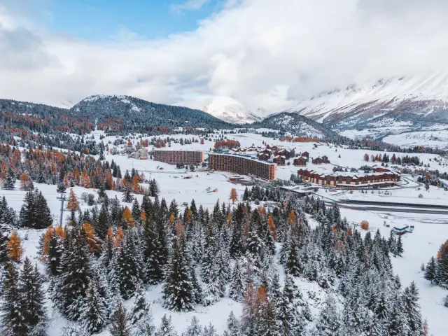 La station de Superdévoluy entourée de forêts enneigées lors des premières neiges, dans le Dévoluy, Hautes-Alpes.