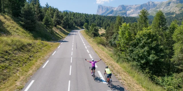 Cyclistes sur la route de Superdévoluy, lors de la courses et rando Altitude 1664