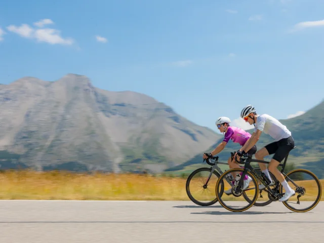 Cyclistes à l'arrivée de la course et rando Altitude 1664 à Superdévoluy.