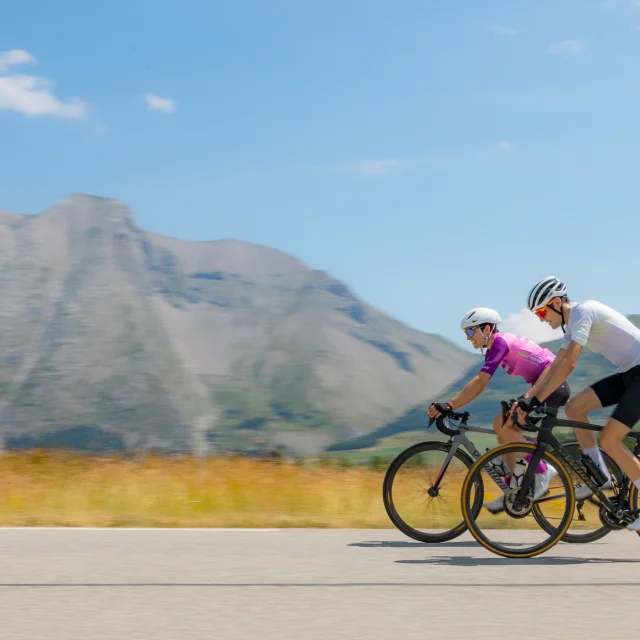 Cyclistes à l'arrivée de la course et rando Altitude 1664 à Superdévoluy.