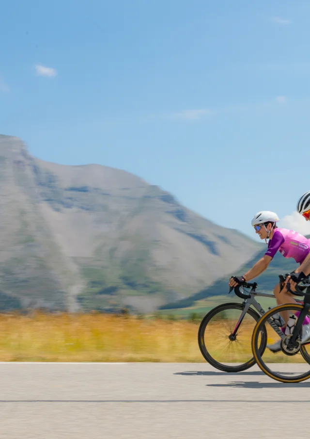 Cyclistes à l'arrivée de la course et rando Altitude 1664 à Superdévoluy.