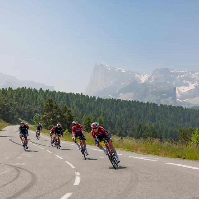 L'équipe Roland Le Dévoluy dans la descente de Superdévoluy à vélo