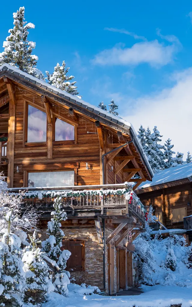 Besneeuwde houten chalets in La Joue du Loup omringd door witte sparren, in de Dévoluy, Hautes-Alpes.