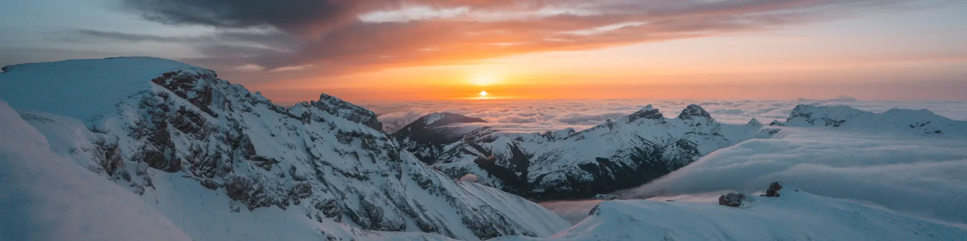 Coucher de soleil sur les montagnes enneigées, dans le massif du Dévoluy.