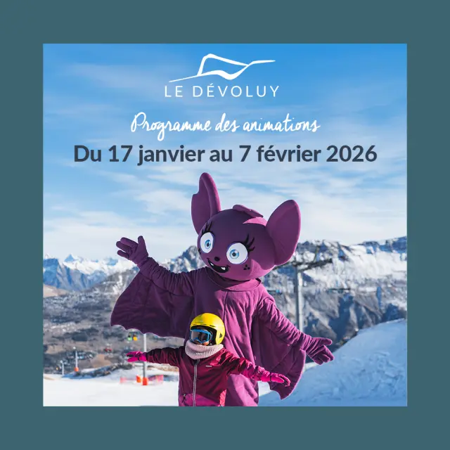 La mascotte du Dévoluy et un enfant en tenue de ski sur une piste enneigée, avec les montagnes en arrière-plan.