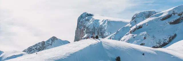 Paysage hivernal du Pic de Bure vu depuis le domaine skiable du Dévoluy, sous la neige.
