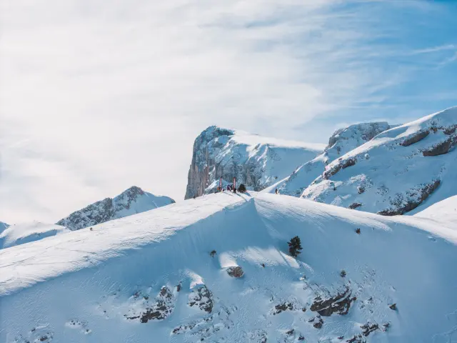 Paysage hivernal du Pic de Bure vu depuis le domaine skiable du Dévoluy, sous la neige.