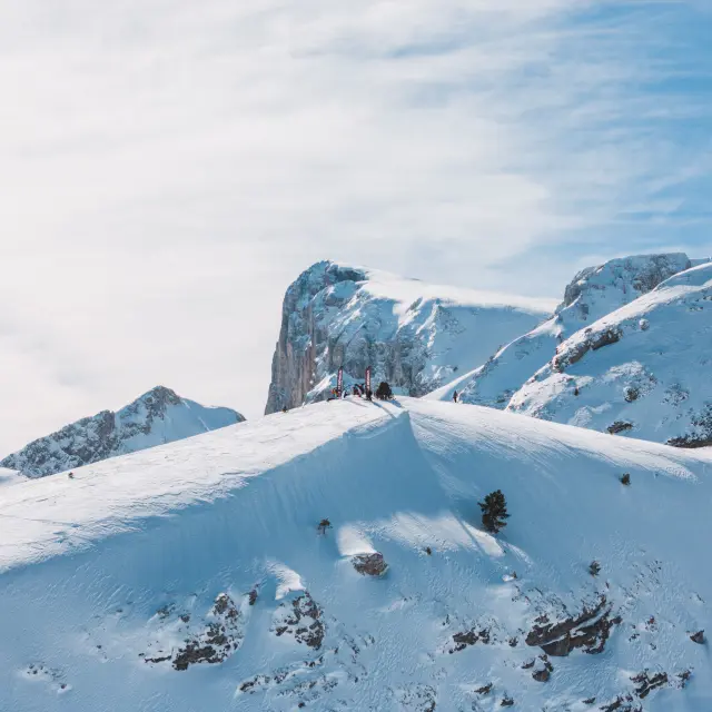 Paysage hivernal du Pic de Bure vu depuis le domaine skiable du Dévoluy, sous la neige.