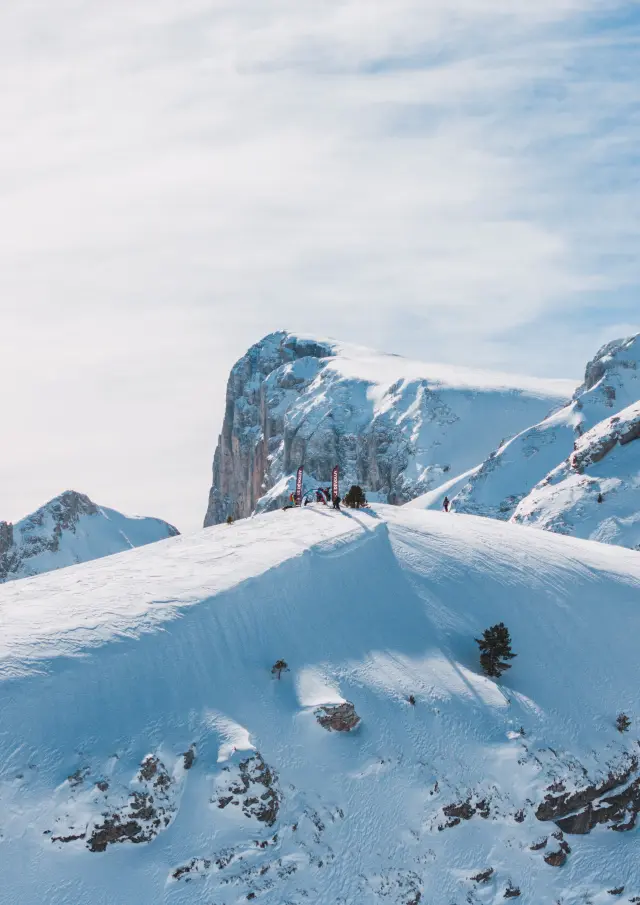 Paysage hivernal du Pic de Bure vu depuis le domaine skiable du Dévoluy, sous la neige.