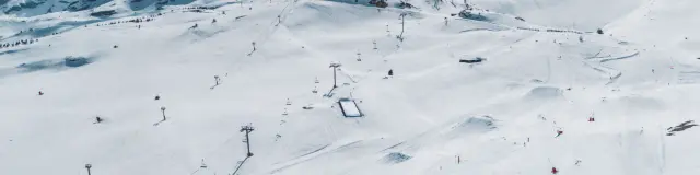 Luchtfoto van het snowpark Fly Zone en besneeuwde pistes in het skigebied van Le Dévoluy.