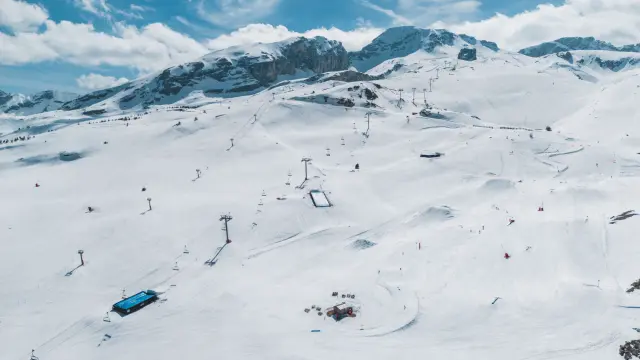 Vue aérienne du snowpark Fly Zone et des pistes enneigées sur le domaine skiable du Dévoluy.