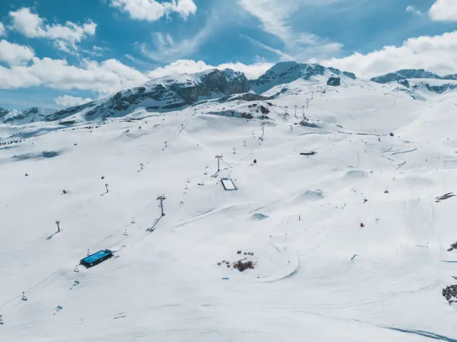 Luchtfoto van het snowpark Fly Zone en besneeuwde pistes in het skigebied van Le Dévoluy.