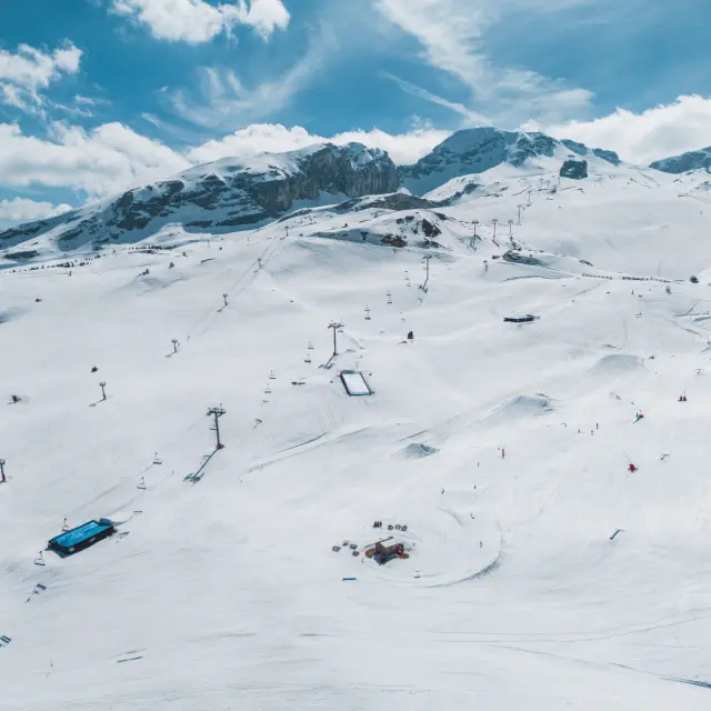 Aerial view of the Fly Zone snowpark and snowy slopes in the Le Dévoluy ski area.