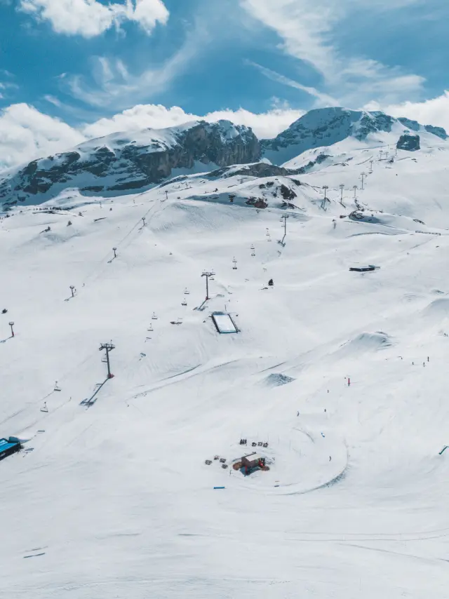 Vue aérienne du snowpark Fly Zone et des pistes enneigées sur le domaine skiable du Dévoluy.