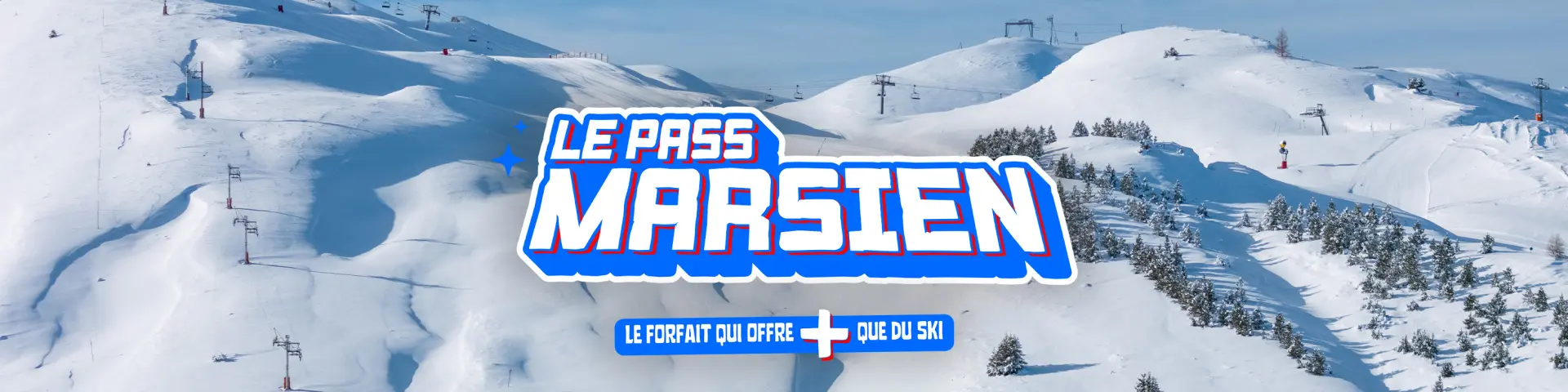 Vue aérienne de collines enneigées du domaine skiable du Dévoluy avec le visuel “Le Pass du Marsien”.