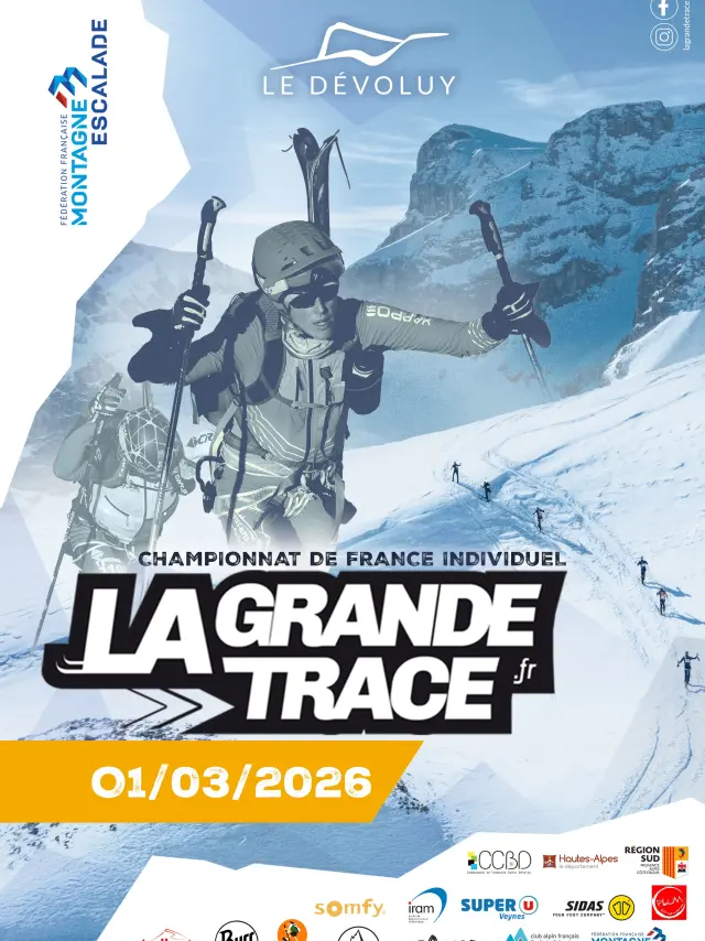 Poster van La Grande Trace 2026 met een ski-alpinist op een besneeuwde helling voor de rotswanden van Le Dévoluy.