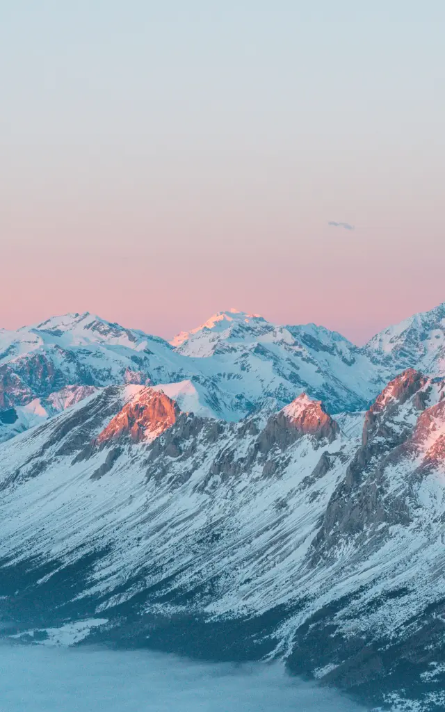 Une mer de nuages face aux sommets alpins au coucher de soleil depuis le plateau de Bure dans Le Dévoluy.