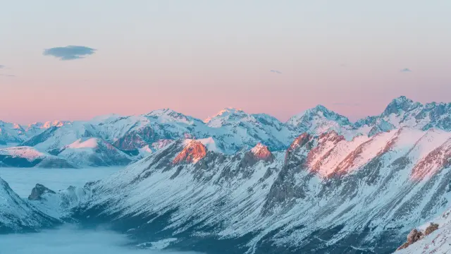 Une mer de nuages face aux sommets alpins au coucher de soleil depuis le plateau de Bure dans Le Dévoluy.