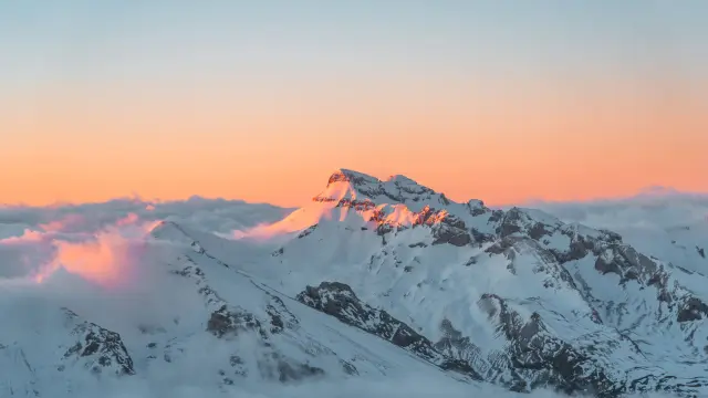 Coucher de soleil sur le Grand Ferrand enneigées, dans le massif du Dévoluy.