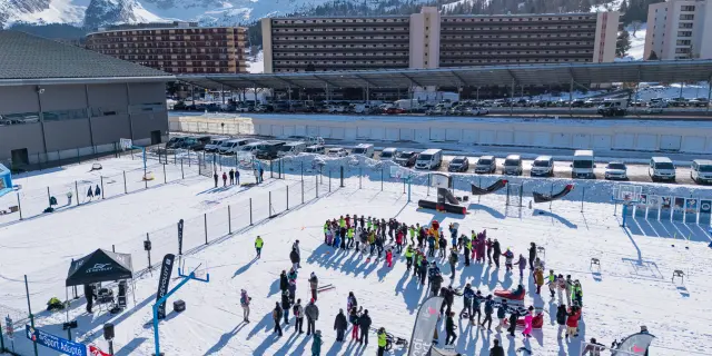 Vue aérienne de l'événement « Neige pour tous » au Dévoluy.