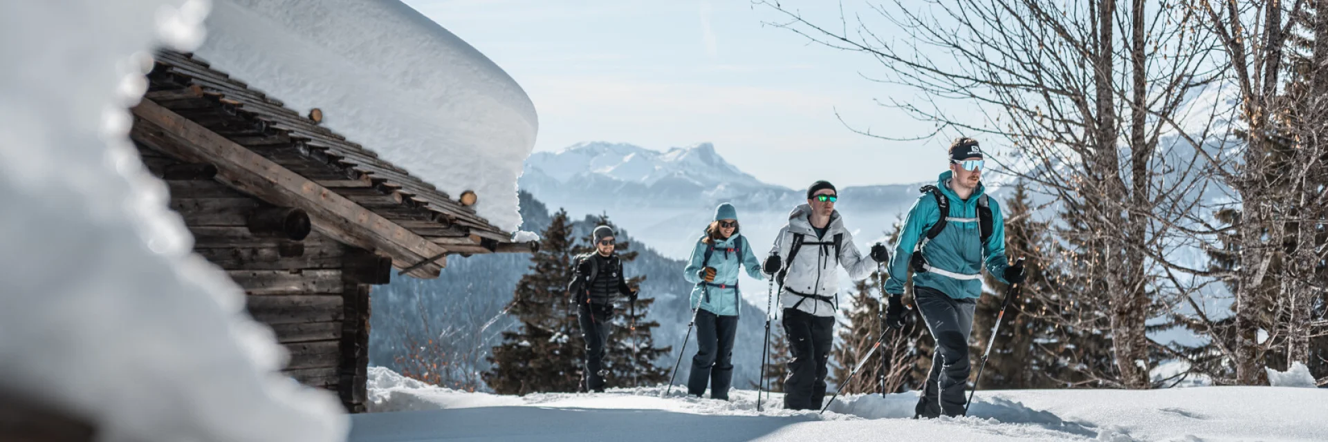 Randonnée raquettes en groupe au Grand-Bornand
