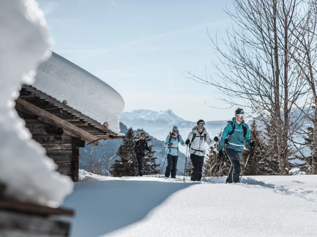 Randonnée raquettes en groupe au Grand-Bornand