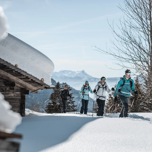 Randonnée raquettes en groupe au Grand-Bornand