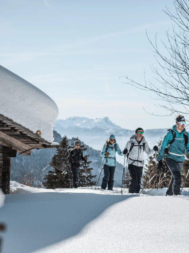 Randonnée raquettes en groupe au Grand-Bornand
