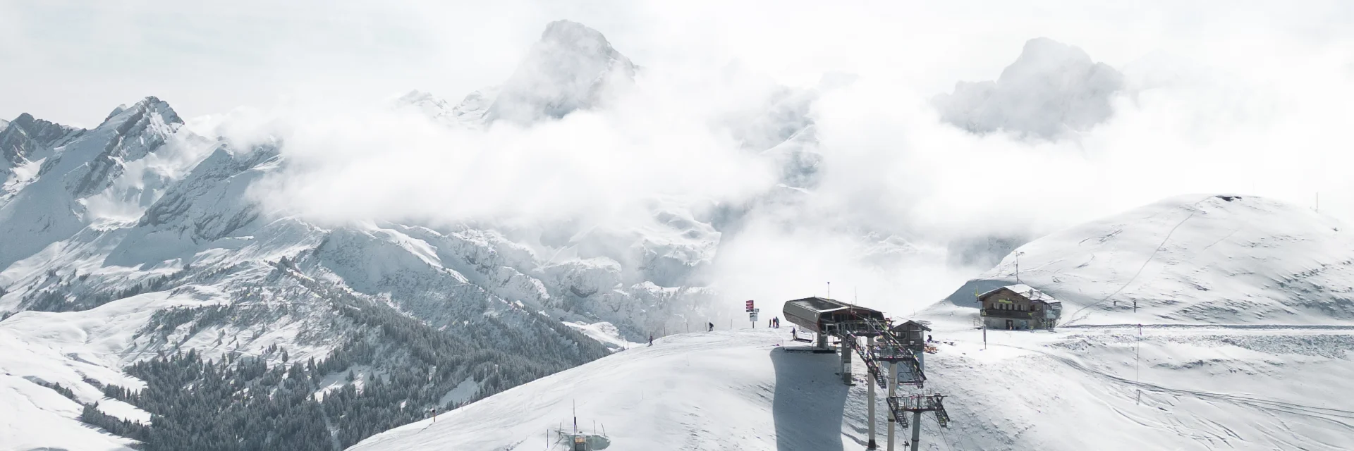Schneebedecktes Skigebiet