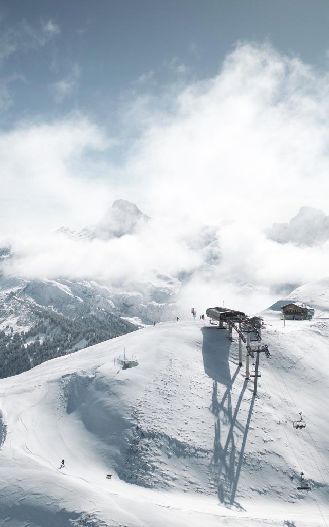 Schneebedecktes Skigebiet