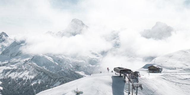 Domaine skiable enneigé