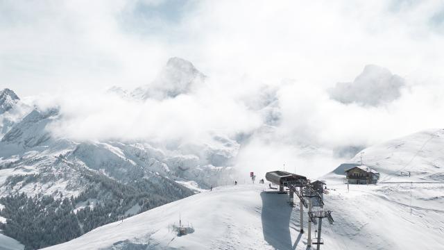 Schneebedecktes Skigebiet