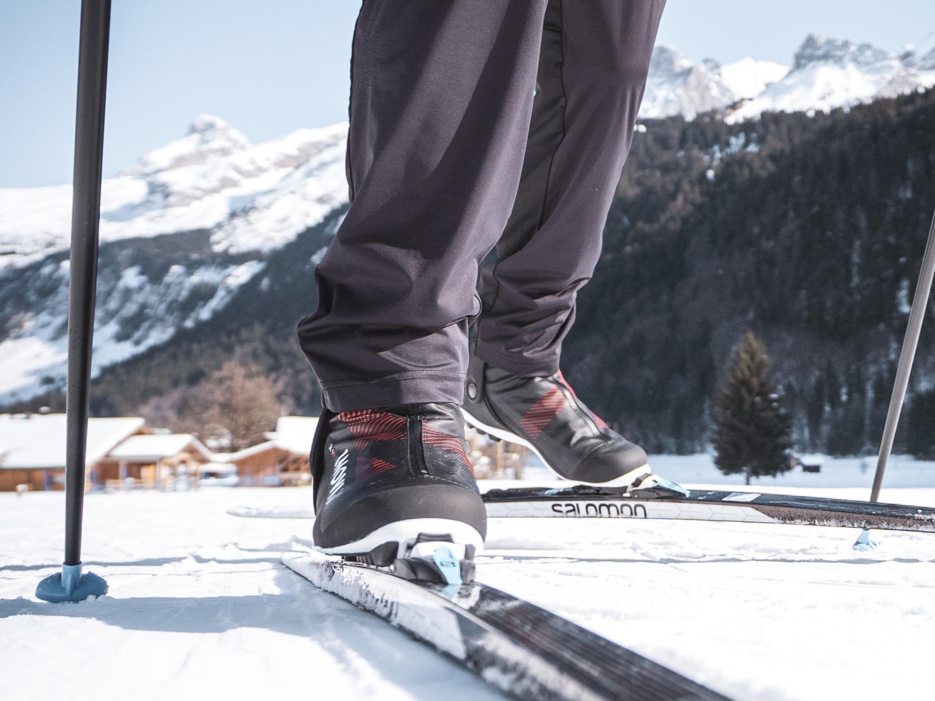 Skis de fond glissant sur la neige