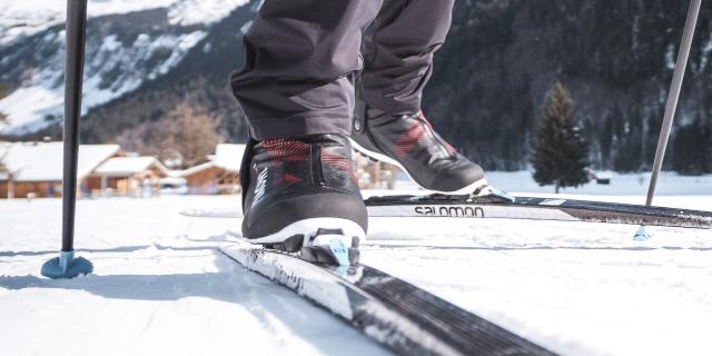 Skis de fond glissant sur la neige
