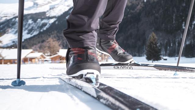 Langlaufskier gleiten über den Schnee