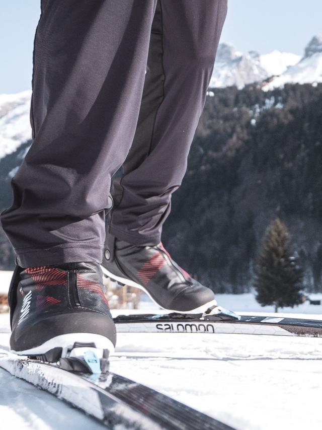 Skis de fond glissant sur la neige