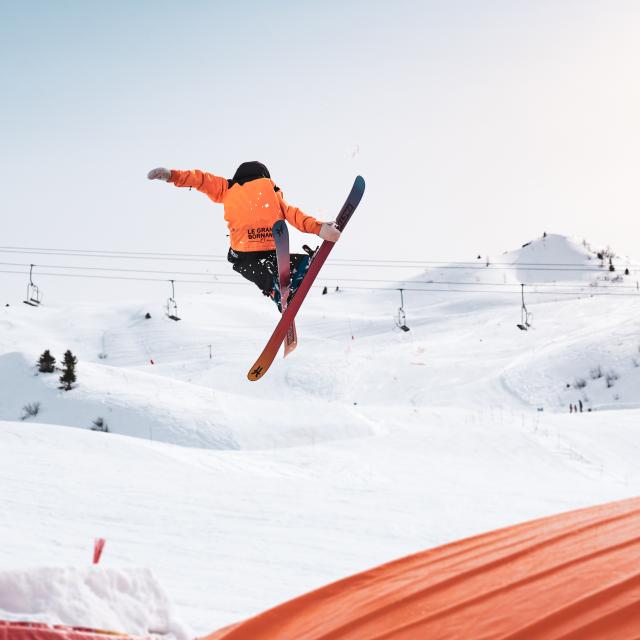 Sensations fortes garanties et freestyle sur le snowpark GB du domaine skiable